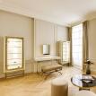 Une Ambassade de la Beauté qui s'est offert un joli lifting. Cet écrin de 750 m2 situé sur les Champs-Elysées, dans un hôtel particulier, a doublé de taille, et a fait l'objet d'une rénovation sous la houlette de Joanne de  Lépinay.  Le nouveau design mixe Art Déco, esprit parisien et année 70. Une partie du mobilier a été réalisé sur mesure, laqué blanc et associé à des matériaux nobles comme le laiton, le Corian ou de l'Onyx blanc rétro-éclairé. 80 mots.