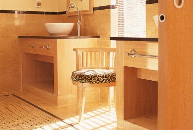 Salle de bain avec meuble plan vasque en placage Chêne cérusé et miroir avec encadrement.