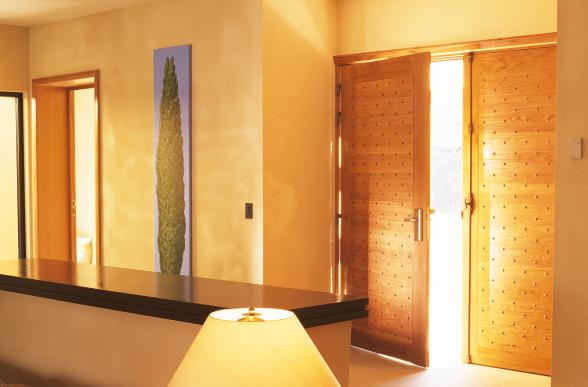 Salon de la Suite. Les portes intérieures ont une finition placage verni naturel avec habillage de l'ébrasement.